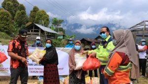 PT. Masmindo Dwi Area Salurkan Bantuan Sembako Untuk Warga yang Terkena Dampak Tanah Longsor
