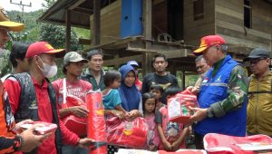 Salurkan Bantuan dari Pemprov Sulsel di Kecamatan Latimojong, Bupati Luwu Minta Warga Tetap Waspada