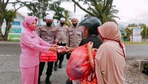 Bersama Bhayangkari, Personel Batalyon D Pelopor Berbagi Takjil di Jalan Trans Sulawesi