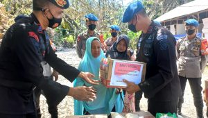 Bantu Korban Kebakaran di Tanalili, Danyon D Brimob Baebunta Salurkan Bantuan Sembako