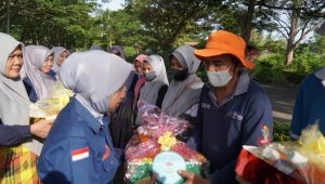 Sekolah Budaya Luwu bagikan 100 Paket Lebaran kepada Petugas Kebersihan dan Masyarakat Kurang Mampu