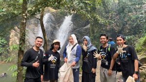 Bersama Komunitas Earth Hour, Lurah Latuppa Bersihkan Sampah di Air Terjun Babak