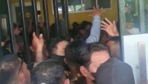 Perpecahan Golkar Sulsel Makin Memanas, Massa Dua Kelompok Nyaris Baku Pukul di Kantor Golkar