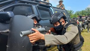 Personel Brimob Yon D Pelopor Bersama Polres Luwu Utara Latihan Penanggulangan Huru-hara