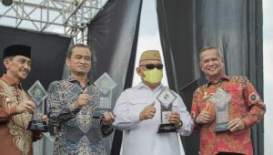 Bupati Luwu Terima Penghargaan Tokoh Penggerak Koperasi Madya