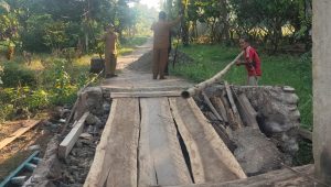 Jembatan Gantunng Penghubung Dua Desa di Kamanre Memprihatinkan, Yusuf Kaya: Perbaikan akan Dianggarakan di APBD Perubahan Tahun 2022
