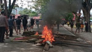 BREAKING NEWS : Warga Telluwanua Blokade Jalan Trans Sulawesi