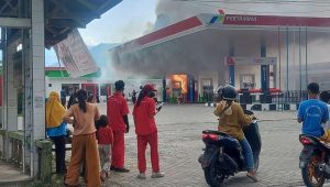 Supir Lupa Matikan Mesin Mobil, Mini Bus Avanza Terbakar saat Mengisi BBM di SPBU Lare-lare