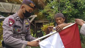 Semangat Proklamasi Kemerdekaan RI, Batalyon D Pelopor Bagikan 150 Bendera Merah Putih