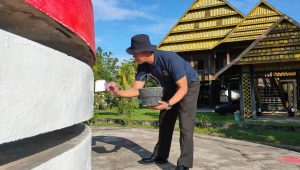 Dihari Peringatan HUT RI ke 77, Personel Batalyon D Pelopor bersama warga Palopo “Serang” Istana Kedatuan Luwu.