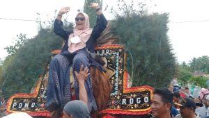 Aksi Berani Camat Perempuan di Luwu Utara Naik Reog pada Pawai 1 Muharram 1444 Hijriah Tuai Pujian