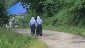 Ramadhana-Ramadhani, Siswi SMU 18 Luwu yang Berjalan Kaki Ke Sekolah, Bantu Perekonomian Keluarga Sebagai Buruh Tani