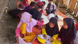 71 Hari Siswa SDN 356 Papakaju Mengejar Pendidikan di Teras Rumah Warga
