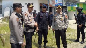 Pastikan Proses Pilkades Berjalan Lancar, Danyon D Pelopor Bersama Kapolres Lutra Pantau TPS di 23 Desa