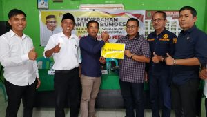 Muh Fauzi Serahkan Bantuan Program Bumdes ke Kades Dandang