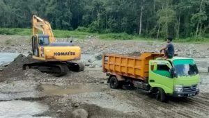 Alat Berat Excavator Milik Dinas DPMD Diduga Lakukan Penambangan Galian C Ilegal di Sungai Kadundung