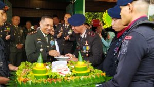 Peringatan HUT TNI ke 77, Kompol Muhammad Agus bersama 3 PJU Brimob Baebunta Serahkan Tumpeng ke Dandim dan  3 Koramil