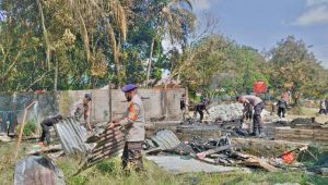 Quick Respon, Tim SAR dan Personel Brimob Baebunta Salurkan Bantuan Kepada Warga Korban Kebakaran Ponpes Darul Arqam
