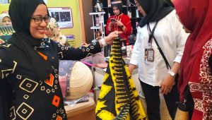 Hari Kedua Pekan Raya Sulsel, Istri Kepala BKPSDM Sulsel Tertarik Batik Rongkong