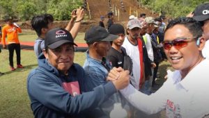 Dansat Brimob Polda Sulsel Bagikan 180 Pupuk Hayati ‘Bio Teratai’ Gagasan Ipda Purwanto Kepada Petani di Kecamatan Bua
