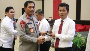 Kasat Reskrim Polres Luwu Terima Penghargaan Dari Kapolda Sulsel, Kapolres Luwu : ‘Together We Are Strong’