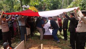 Jajaran Polres Luwu Melaksanakan Upacara Persemayaman dan Pemakaman Alm. Brigpol Rusmin Personil Polda NTB