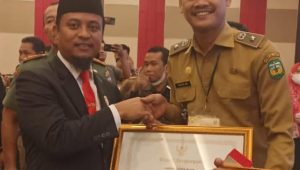 Raih Penghargaan Gubernur Sulsel. Suradi DM Terimakasih Arham Basmin