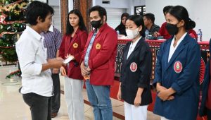 LLDIKTI Bagikan 139 Buku Tabungan Beasiswa KIP-K Jalur Aspirasi Eva Stevany Rataba Di Toraja