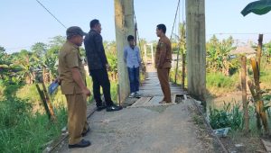 Anggota DPRD Luwu Tinjau Kondisi Jembatan Gantung Kamanre Yang Memprihatinkan