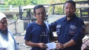 Anggota DPRD Luwu Dari Fraksi NasDem Salurkan Bantuan ke Korban Kebakaran di Kecamatan Bua