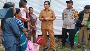Wabup Suaib Mansur Serahkan Bantuan Korban Kebakaran di Desa Teteuri