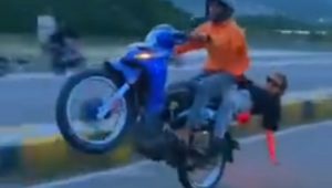 Sepasang Pengendara Motor ‘Free Style’ di Jalan Lingkar Palopo