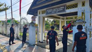 Jelang Peringatan HJL dan HPRL, Personel Yon D Pelopor Baksos di Istana Kedatuan Luwu
