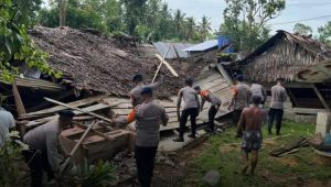 Bentuk Bakti Brimob Untuk Maysarakat, Tim SAR Yon D Pelopor Bantu Warga Terkena Bencana Angin Kencang