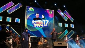 Hibur Masyarakat Luwu, Basmin Mattayang Nyanyikan Lagu Dangdut ‘Cinta Noda Hitam’ Sebelum Penampilan Via Valen