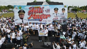 Gubernur Sulsel Berikan Bantuan Kepada Guru Berprestasi di Luwu dan Tabungan Bagi 11 Murid Sekolah Dasar