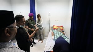 Gubernur Sulsel Jenguk Korban Rubuhnya Kubah Masjid