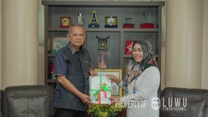 Berkunjung ke Kabupaten Luwu, BKKBN Sulsel Serahkan Buku Petenjuk Teknis BOKB ke Basmin Mattayang