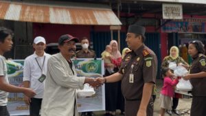 Kejaksaan Negeri Luwu Berbagi Takjil Dijantung Ibukota Belopa