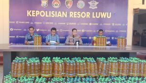 Polres Luwu Sita 800 Botol Minyak Goreng Curah yang Dikemas Tanpa Merek