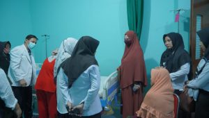 Hayarna Hakim Jenguk dan Rujuk Anak Penderita Gizi Buruk ke Rumah Sakit