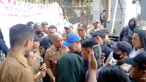 AMUK Sulsel Demo di Kantor Gubernur Minta Kontrak Proyek Breakwater Beba Dibatalkan