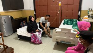 Kecapean dan Dirawat di AT Medika, Kapolres Palopo Jenguk Kapolsek Telluwanua yang Sakit