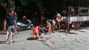Hindari Kecelakaan Lalulintas, Satlantas Polres Palopo Tambal Jalan Rusak