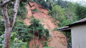 Longsor Tutup Badan Jalan Poros Latuppa – Bastem
