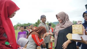 Senam Bersama Masyarakat Bajo Barat, Hayarna Berikan Doorprize Kepada Warga