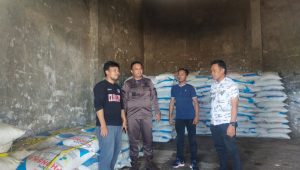 Pelaku Pengecer Pupuk Subsidi Diatas HET Diamankan, Reskrim Polres Luwu Serahkan Tersangka dan 50 Sak BB ke Kejaksaan