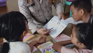 FEATURED : Prihatin Banyak Anak Putus Sekolah, Bhabinkamtibmas Luminda Palopo Ubah Warung Ballo Jadi Rumah Belajar