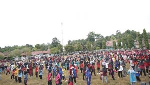 Senam Bersama Masyarakat, Ketua TP PKK Luwu Luncurkan ‘Laskar Kesorgah’ Program Andalan Puskemas Larompong