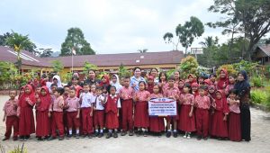 Eva Rataba Bagikan Ribuan Beasiswa PIP ke Pelajar di Luwu Timur